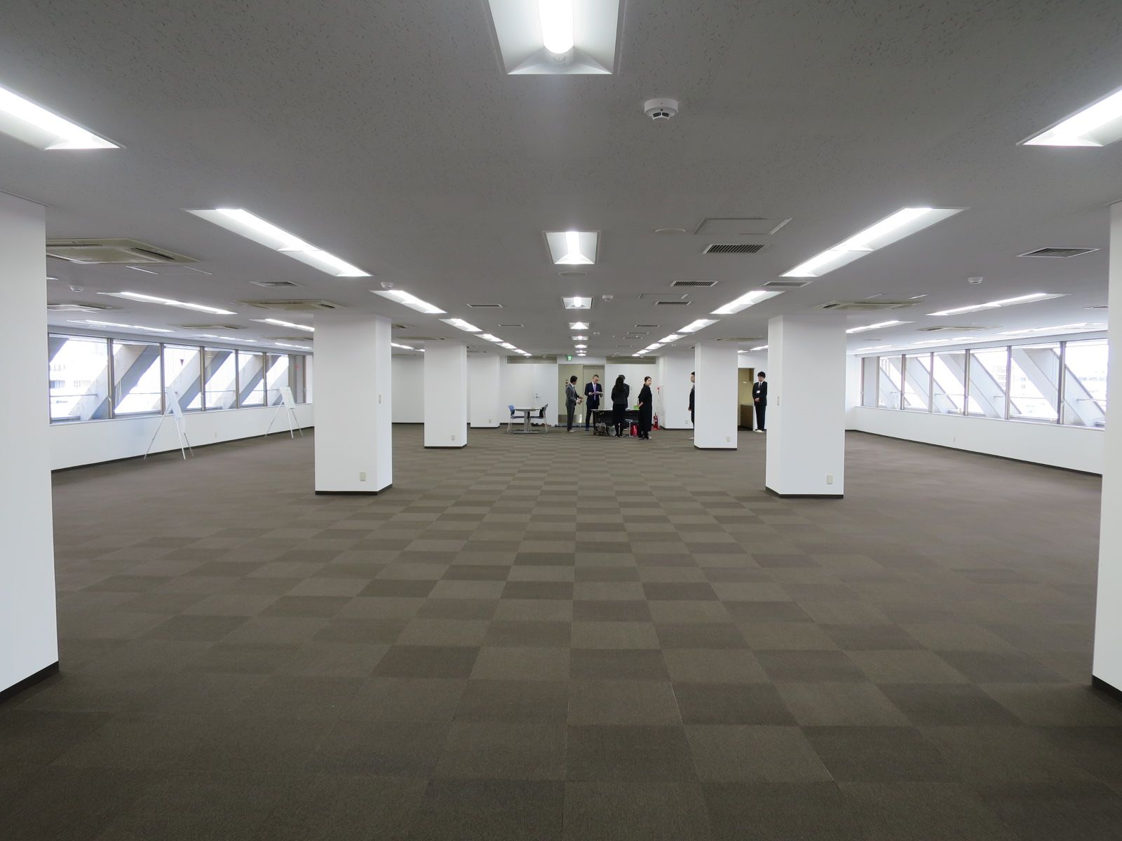 両側に窓のある室内