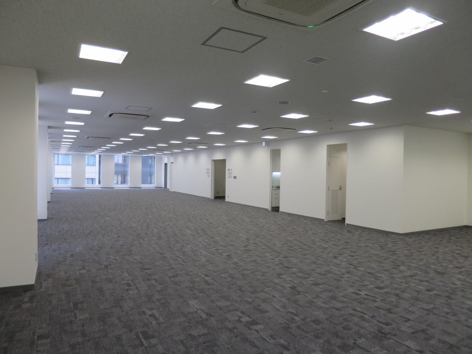 窓側から見た室内の様子