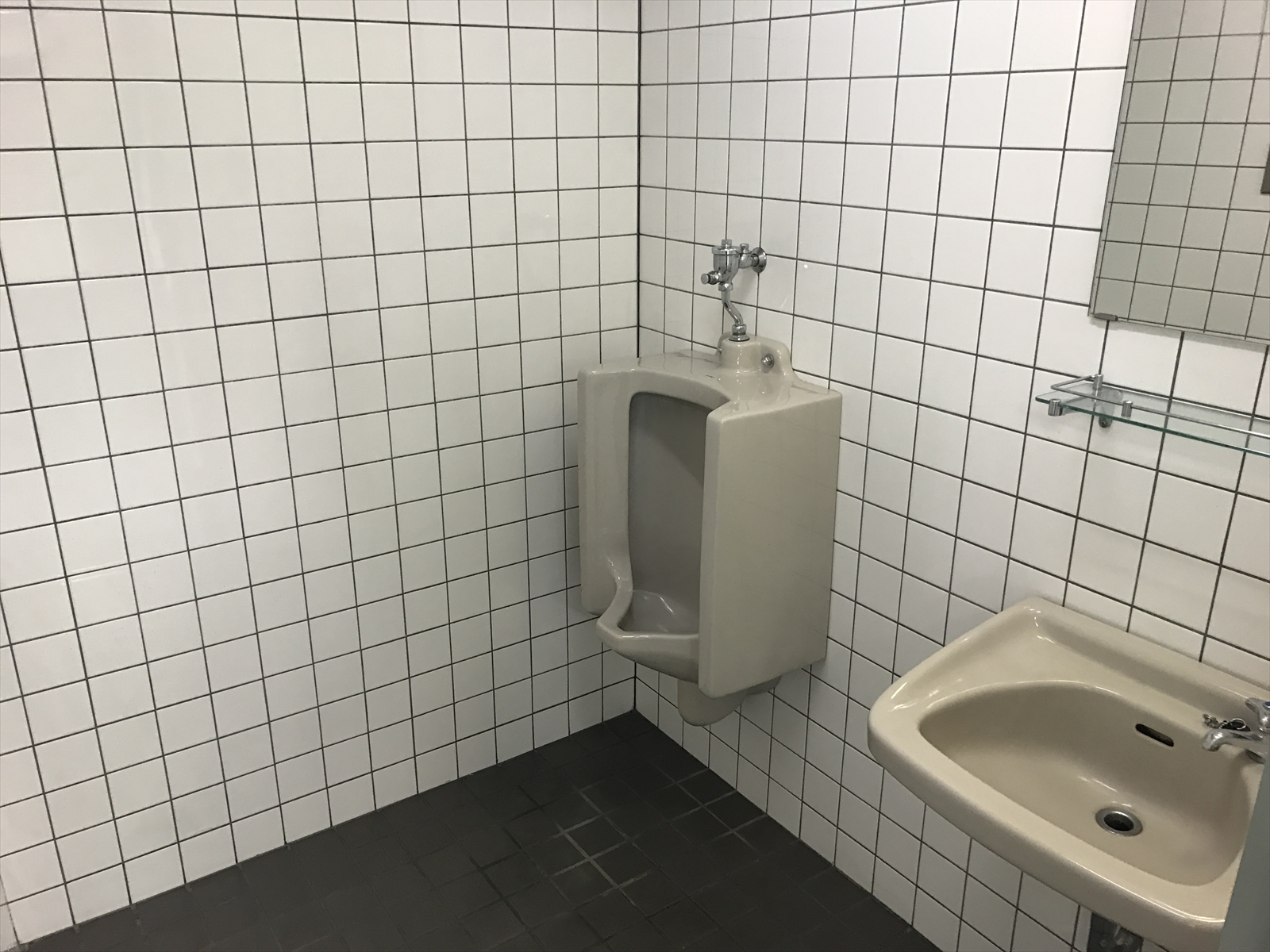 男性用トイレと洗面台