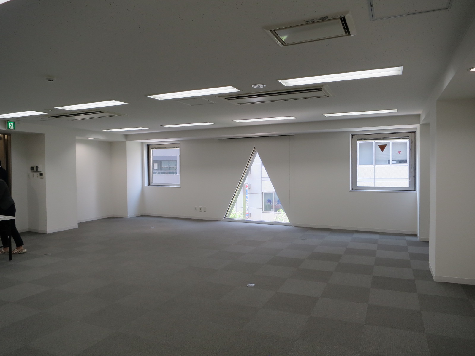 窓が特徴的な貸室