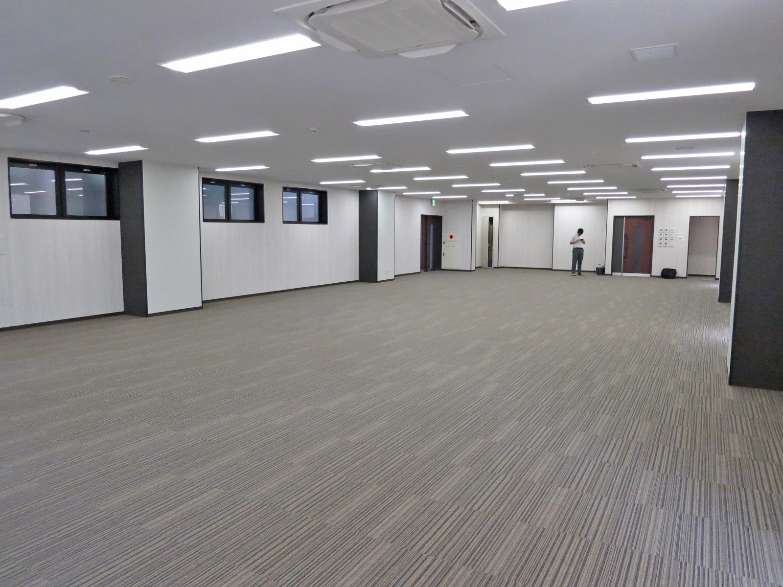 貸室奥側から見た室内