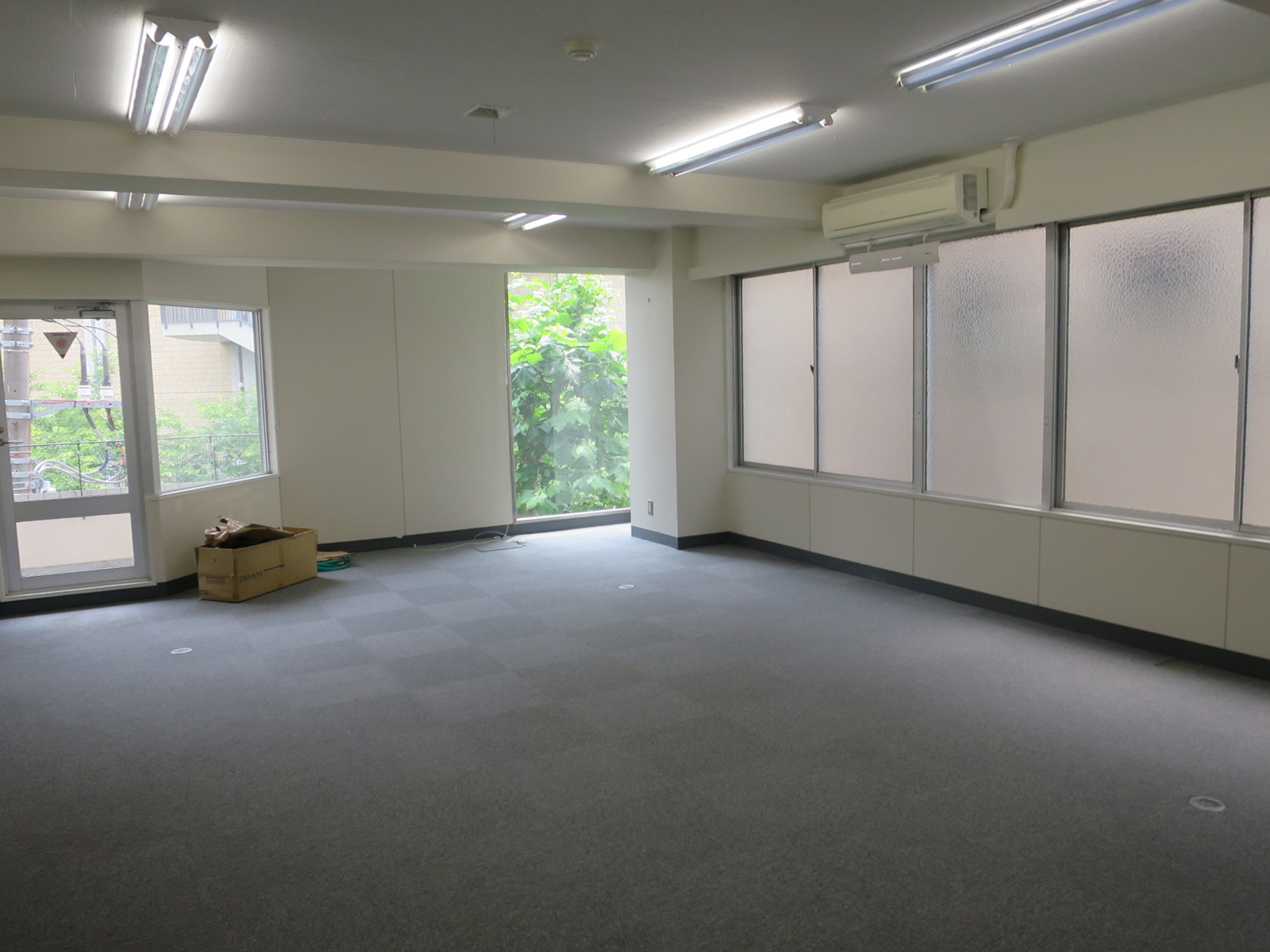 窓が多く明るいオフィス