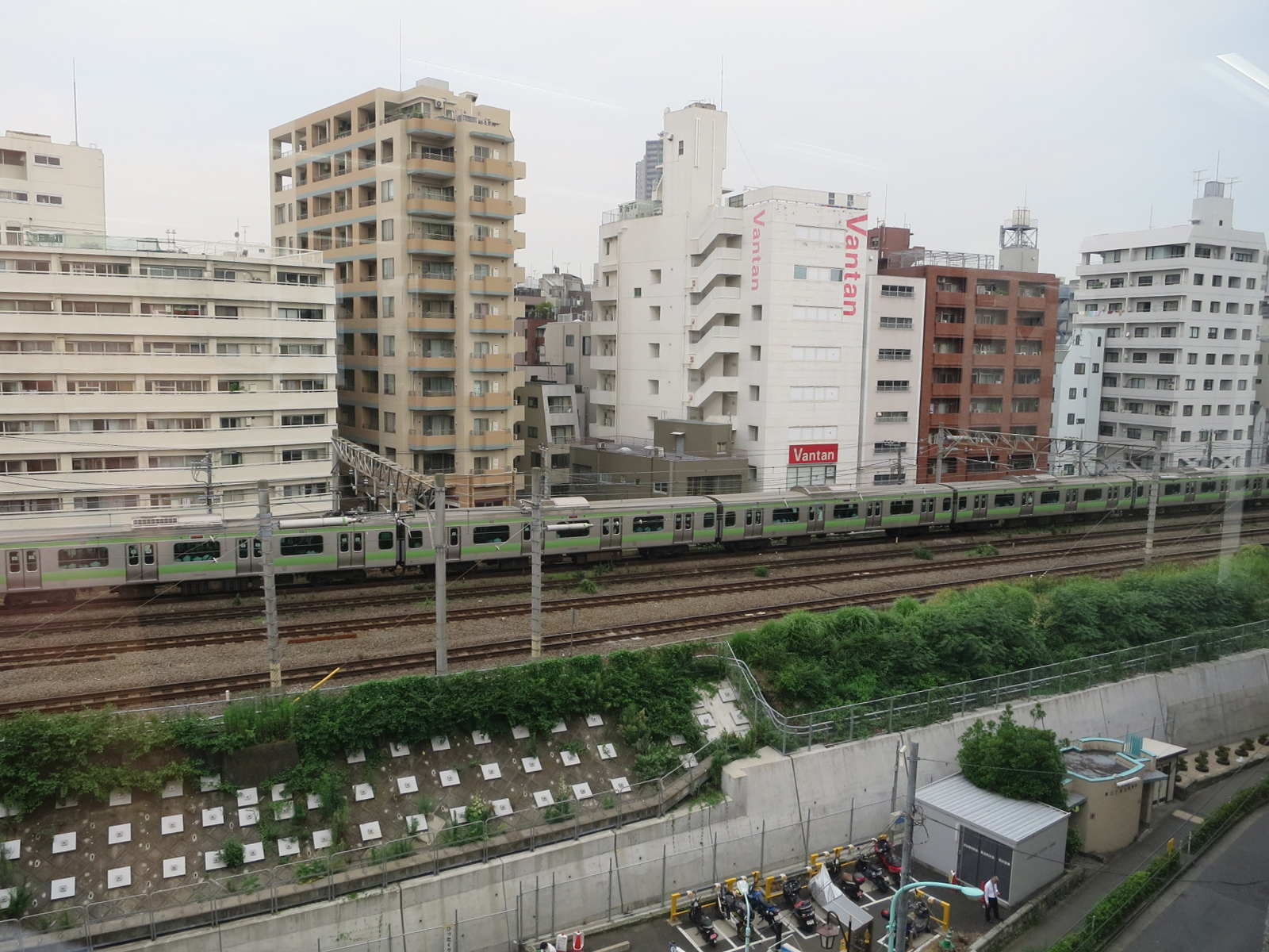 窓から見たJR山手線