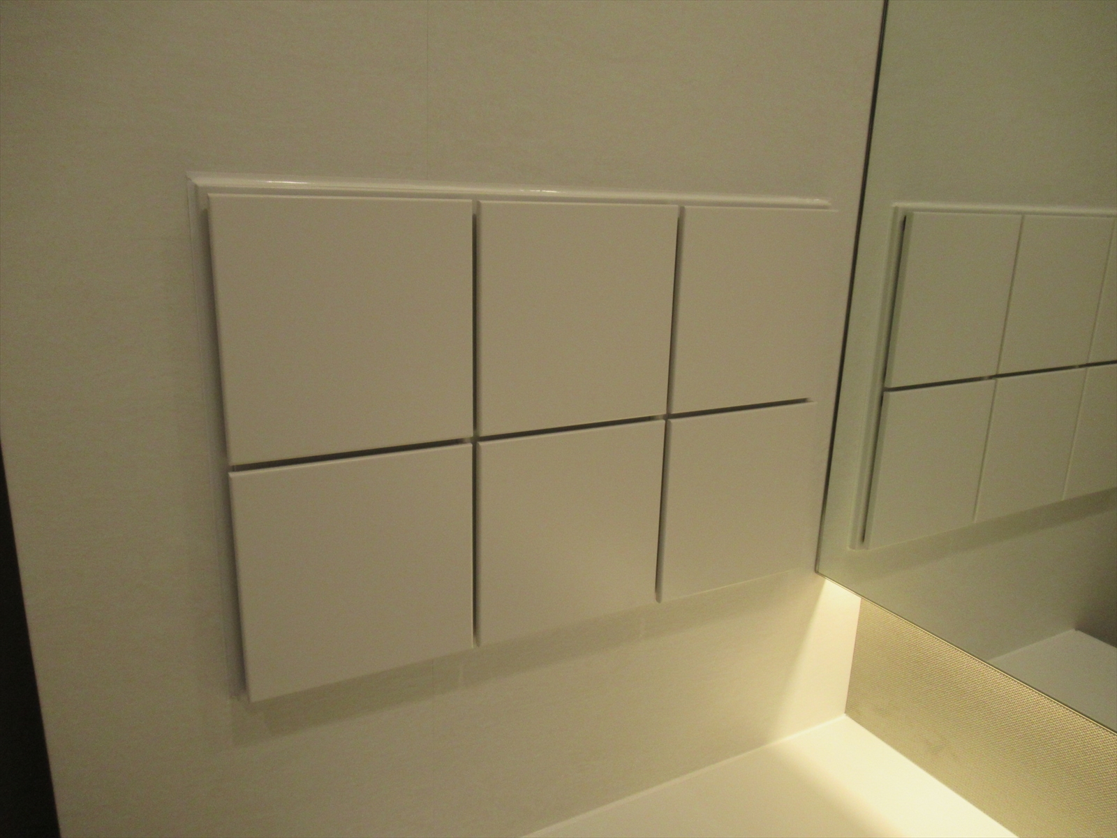 女性用トイレ内の小物入れ