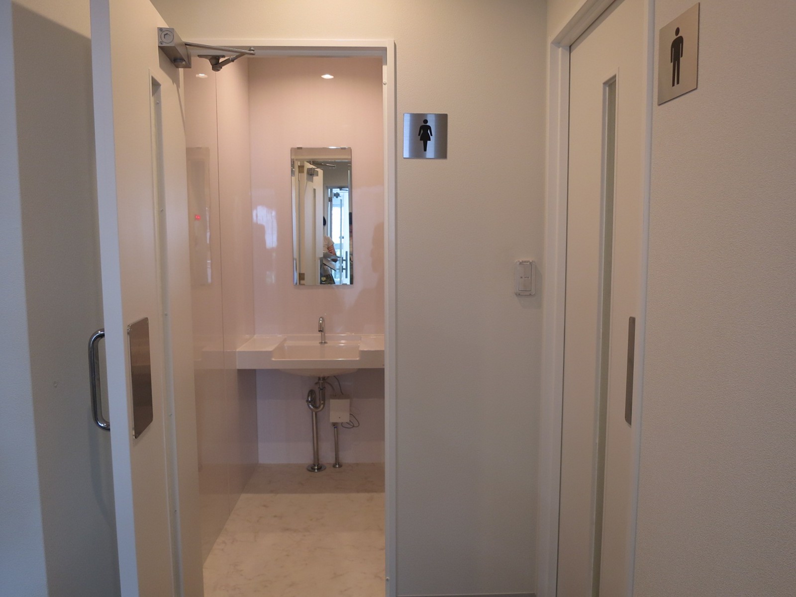 男女別トイレ出入口