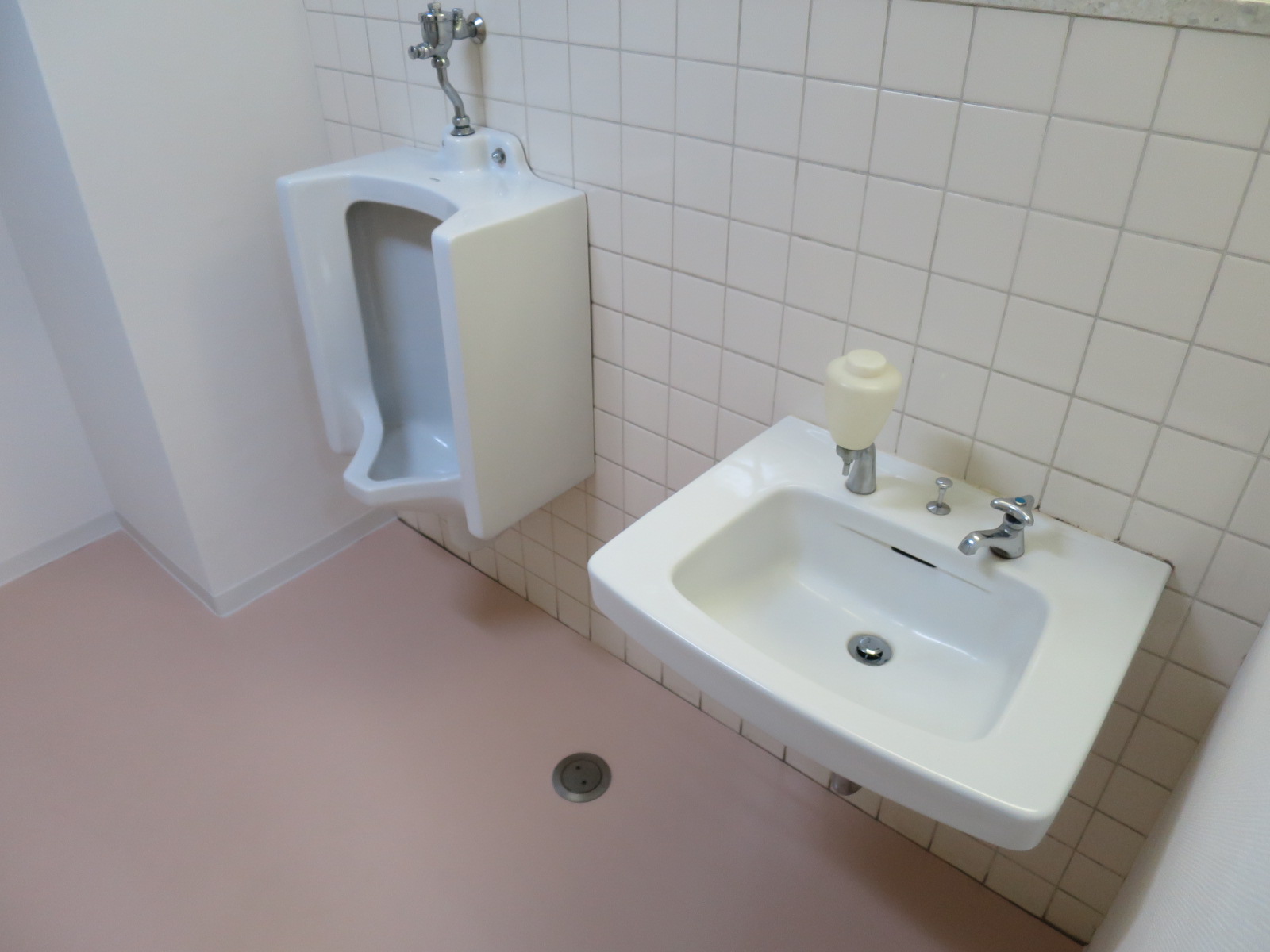 男性用トイレ・洗面台