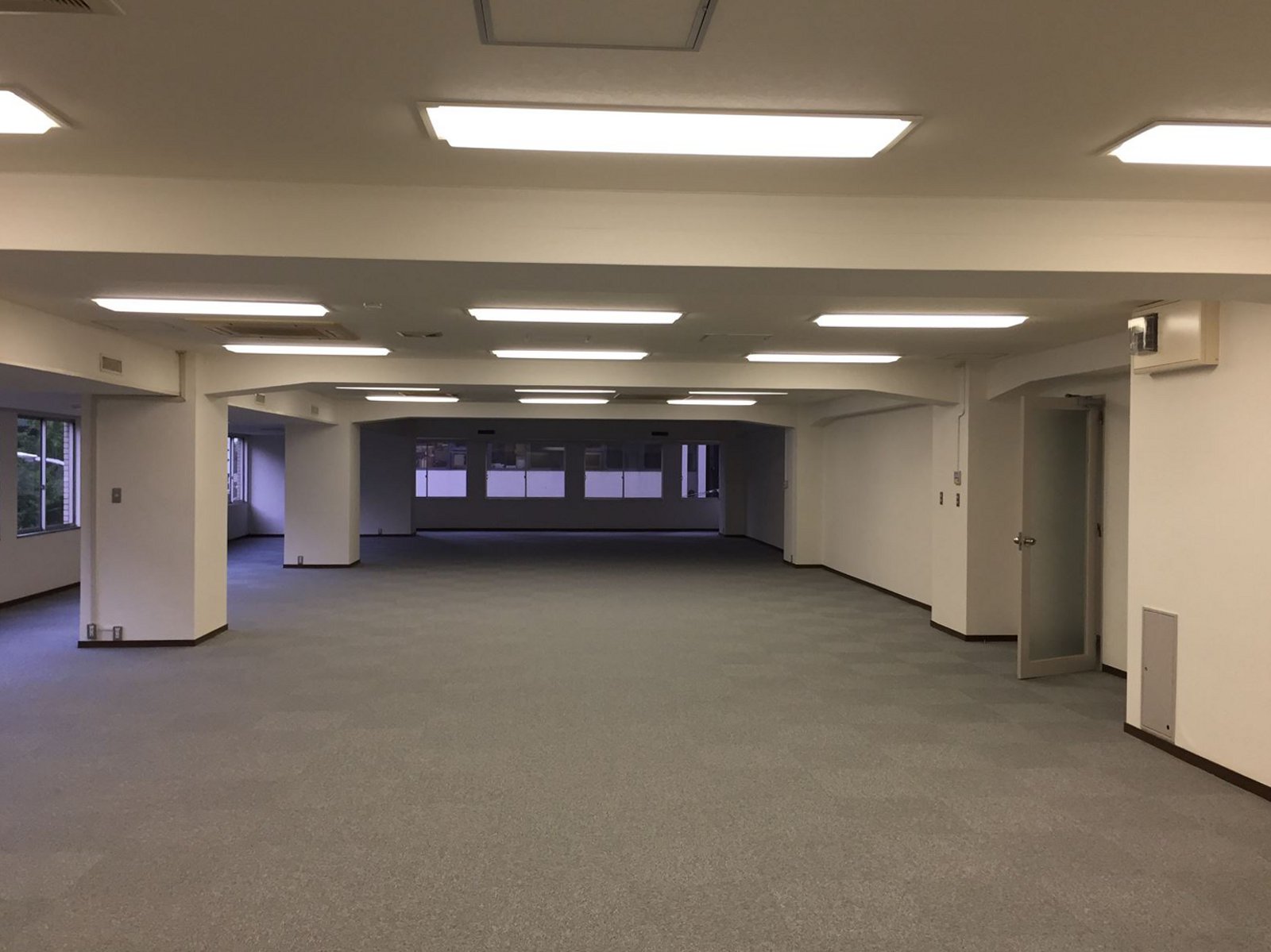 貸室奥側から見た室内