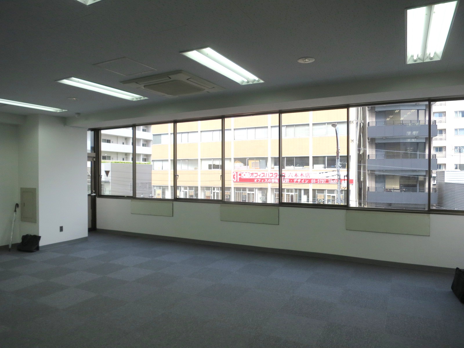 窓際の様子(6階・約50坪)