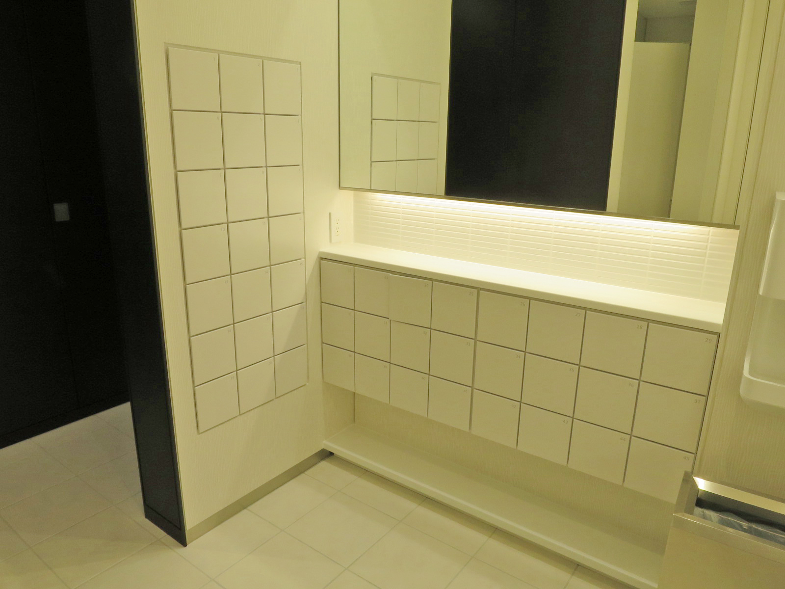 女子トイレの小物入れ