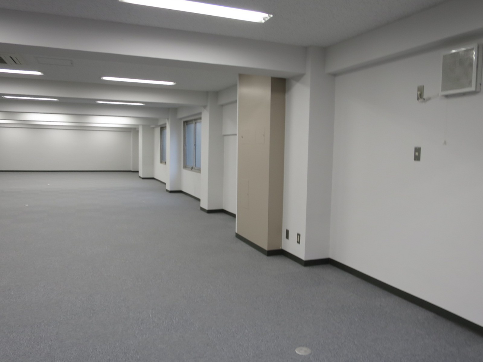 壁際の様子