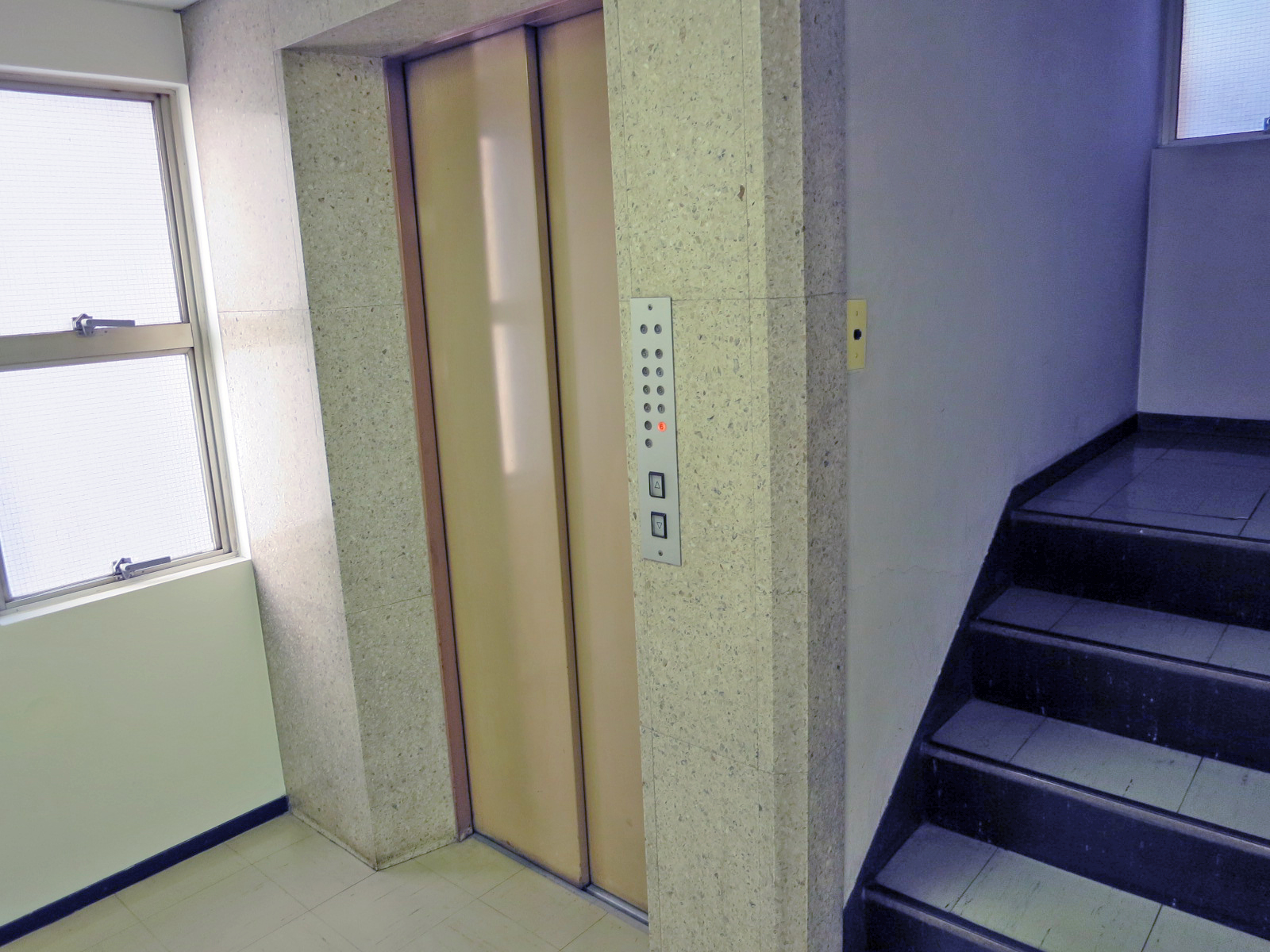 エレベーター前
