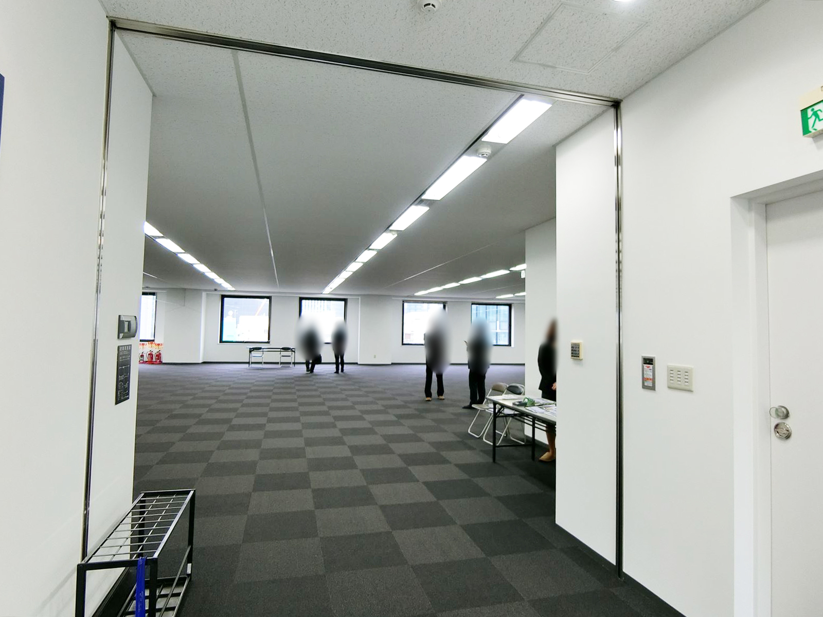 エレベーター前からみた貸室の様子