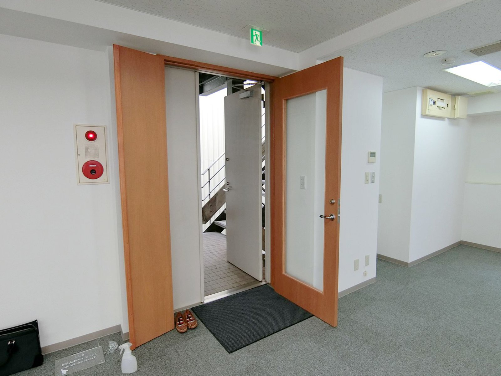 貸室出入口