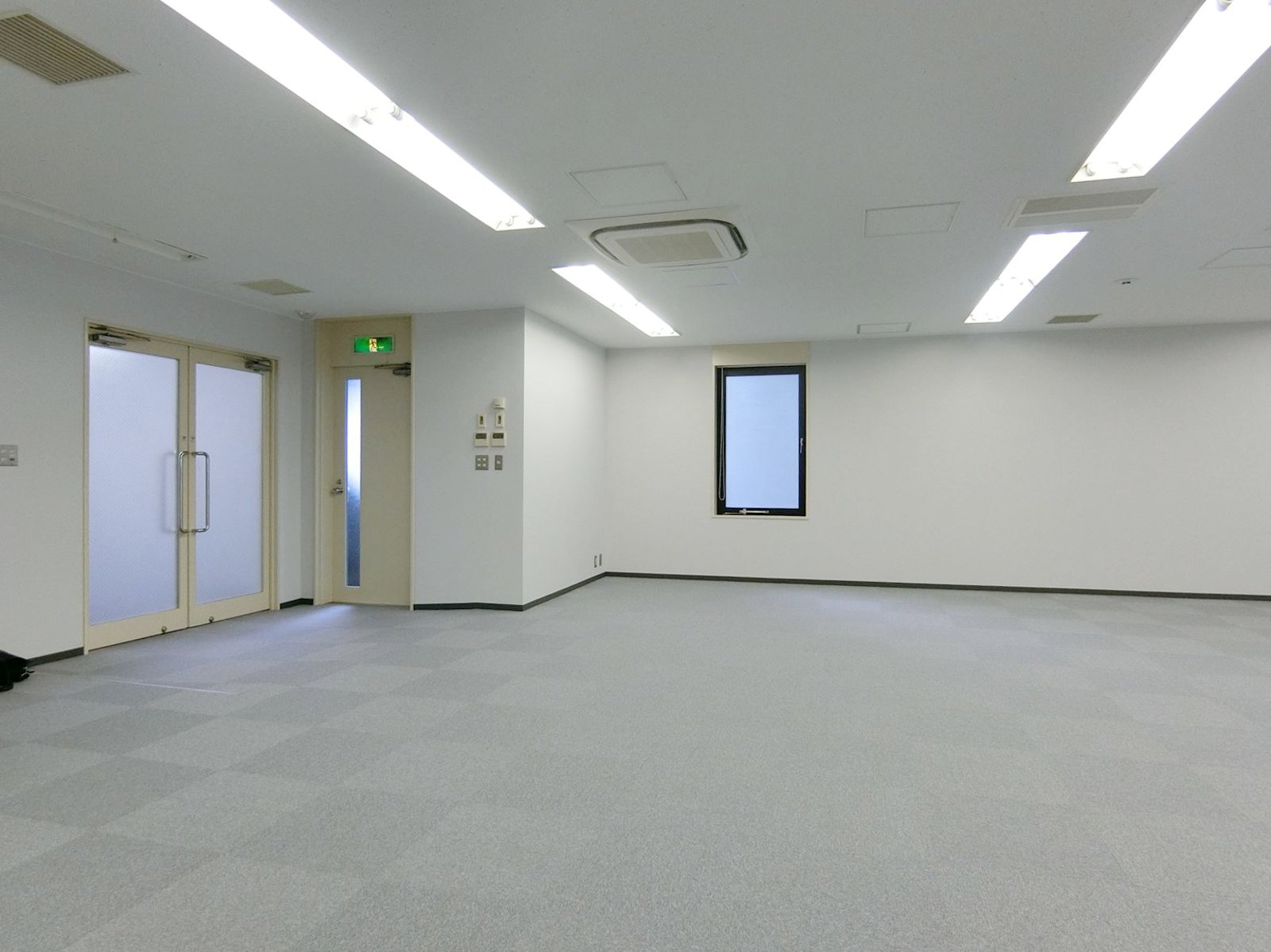 貸室出入口付近