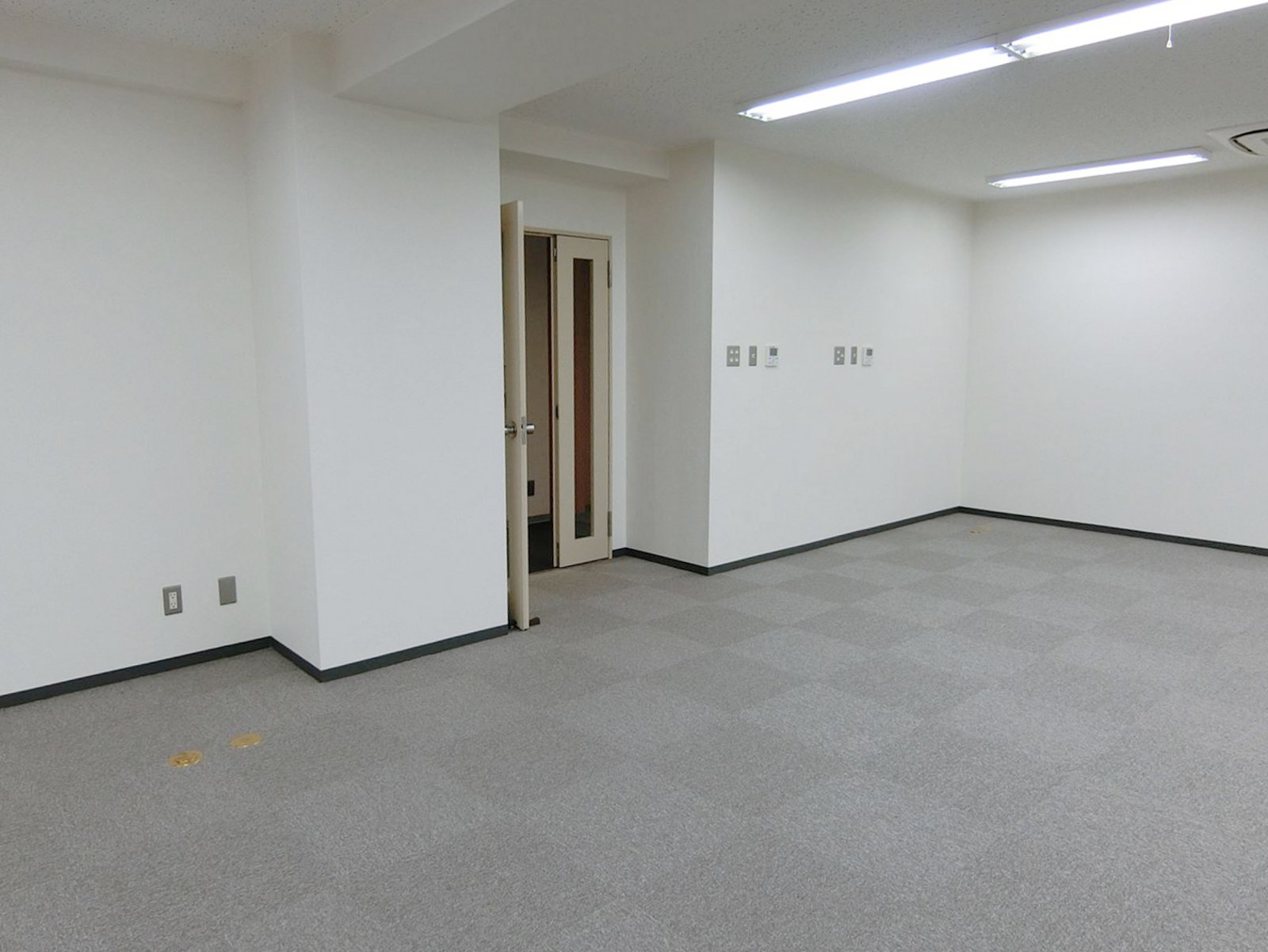 貸室出入り口