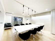 明るい雰囲気の室内