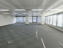 貸室奥側から見た室内