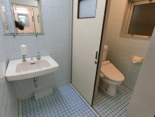 個室トイレと洗面台