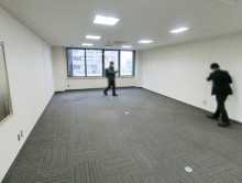 貸室奥側から見た室内