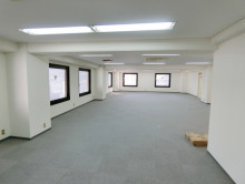 貸室奥側から見た室内