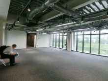 貸室奥側から見た室内