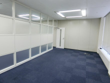 貸室奥側から見た室内