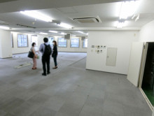 貸室奥側から見た室内