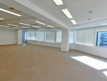 貸室奥側から見た室内