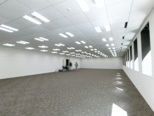 貸室奥側から見た室内