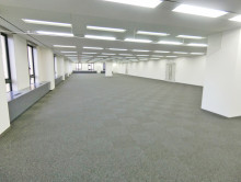 貸室奥側から見た室内