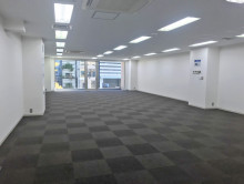 貸室奥側から見た室内