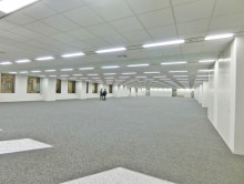 貸室奥側から見た室内