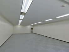 貸室奥側から見た室内