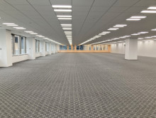 貸室奥側から見た室内