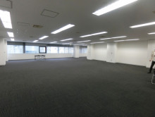 貸室奥側から見た室内