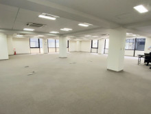 貸室奥側から見た室内