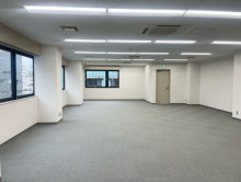 貸室奥側から見た室内