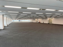 貸室奥側から見た室内