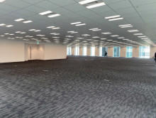 貸室奥側から見た室内