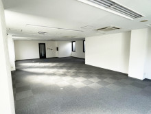 貸室奥側から見た室内