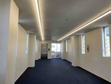 貸室奥側から見た室内