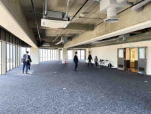 貸室奥側から見た室内