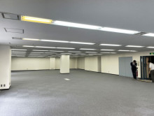 貸室奥側から見た室内