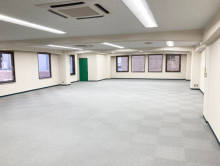 窓面の多い室内