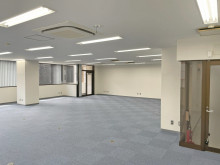 貸室奥側から見た室内