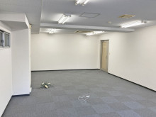 貸室奥側から見た室内