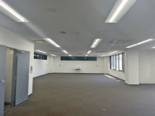 貸室奥側から見た室内