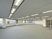 貸室奥側から見た室内