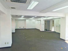 貸室奥側から見た室内