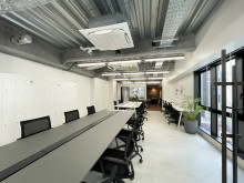 明るいセットアップオフィス